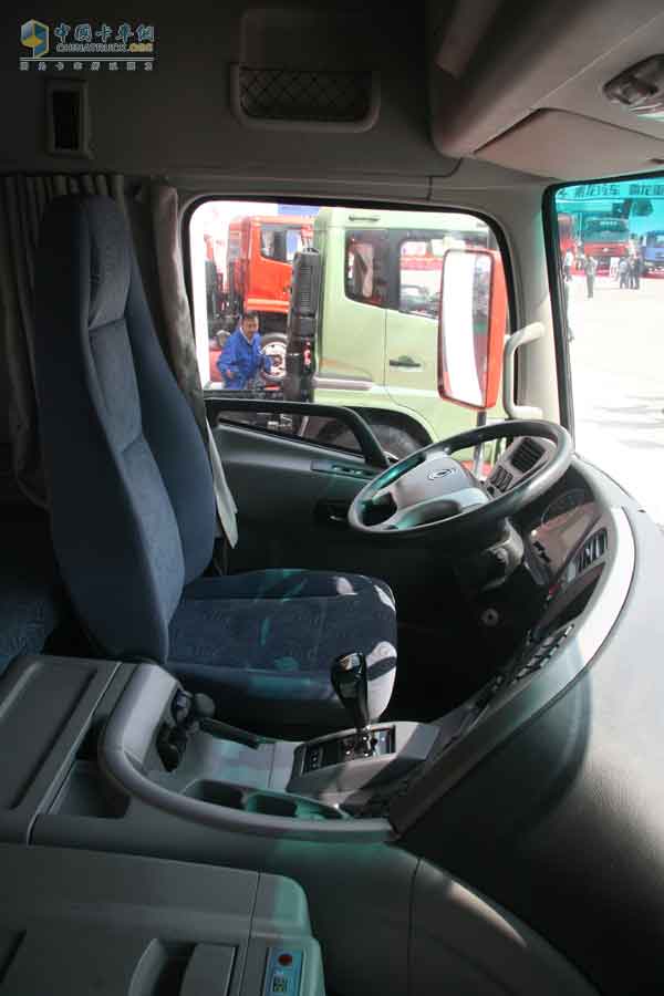 [上海車展]東風(fēng)天龍新長(zhǎng)頭車驚艷上海車展