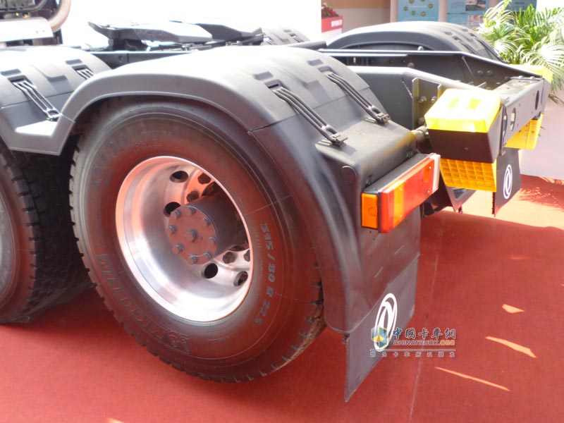 [上海車展]東風(fēng)天龍新長(zhǎng)頭車驚艷上海車展