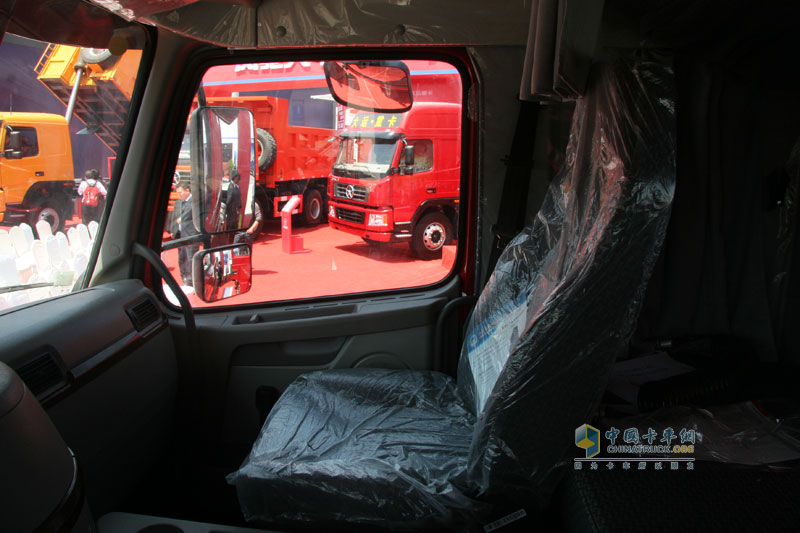 [上海車展]東風(fēng)天龍新長(zhǎng)頭車驚艷上海車展
