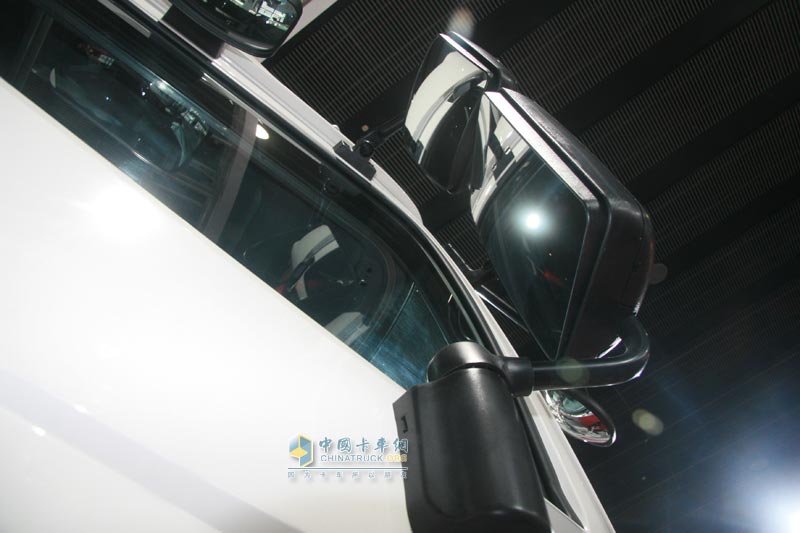 廣汽日野700系列6×4高速牽引車(chē)外觀(guān)圖