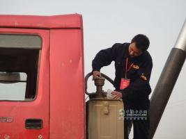 海沃服務人員現(xiàn)場為用戶進行車輛維修檢測