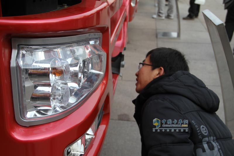 觀眾仔細參觀--中國重汽2012年商務(wù)年會