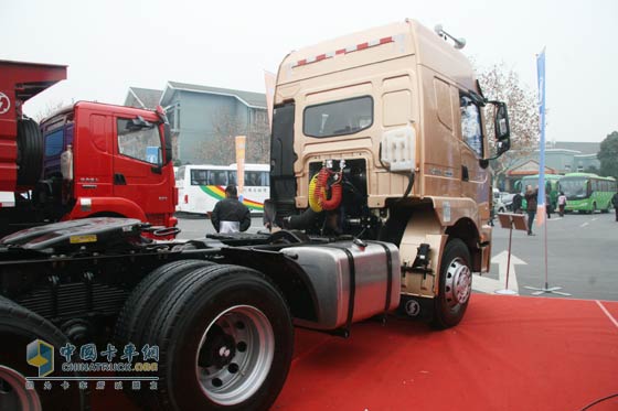 陜汽 德龍M3000 6×4 340馬力 牽引車SX4255GR324