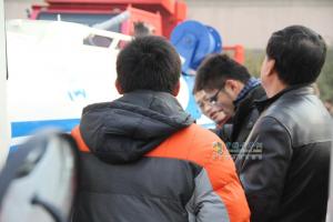 觀眾仔細參觀--中國重汽2012年商務(wù)年會