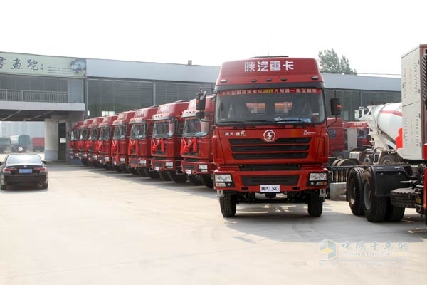 陜汽碧野活動(dòng)山東站現(xiàn)場(chǎng)交車50臺(tái)