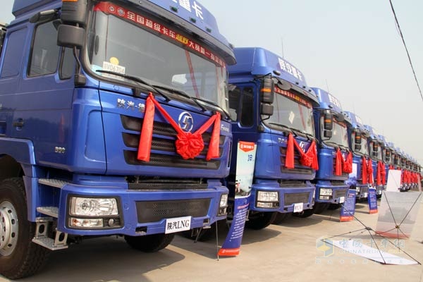 陜汽碧野活動(dòng)山東站現(xiàn)場(chǎng)交車50臺(tái)