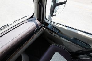 東風(fēng)柳汽乘龍 H5V 460馬力 6x4 輕量化牽引車