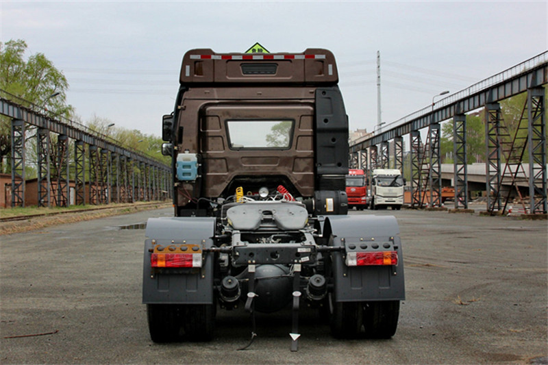 一汽解放 J6P重卡 標(biāo)載型 350馬力 6X4 國(guó)五LNG牽引車(chē)(CA4250P66T1A3E24M5)