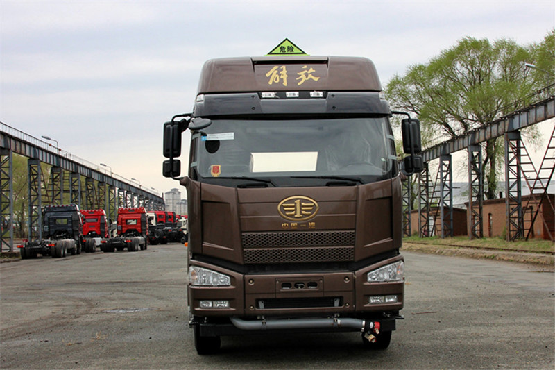 一汽解放 J6P重卡 標(biāo)載型 350馬力 6X4 國(guó)五LNG牽引車(chē)(CA4250P66T1A3E24M5)