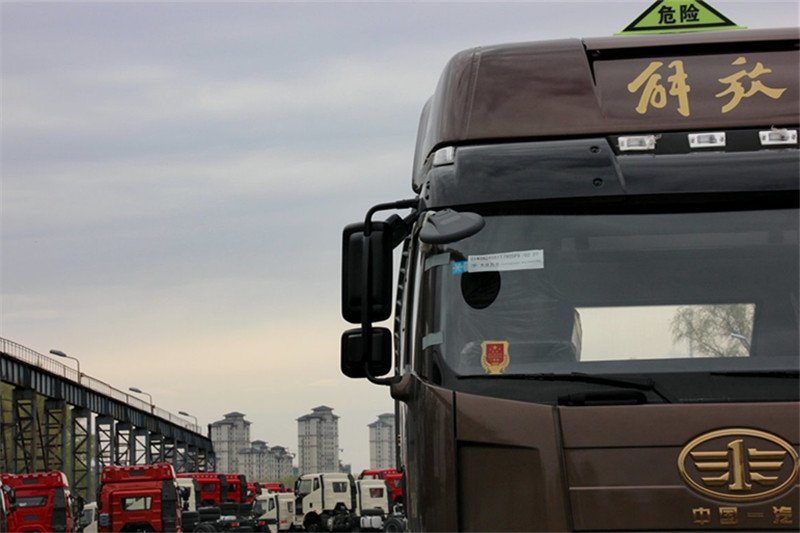 一汽解放 J6P重卡 標(biāo)載型 350馬力 6X4 國(guó)五LNG牽引車(chē)(CA4250P66T1A3E24M5)