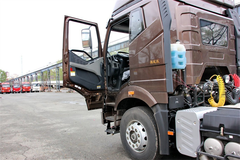 一汽解放 J6P重卡 標(biāo)載型 350馬力 6X4 國(guó)五LNG牽引車(chē)(CA4250P66T1A3E24M5)