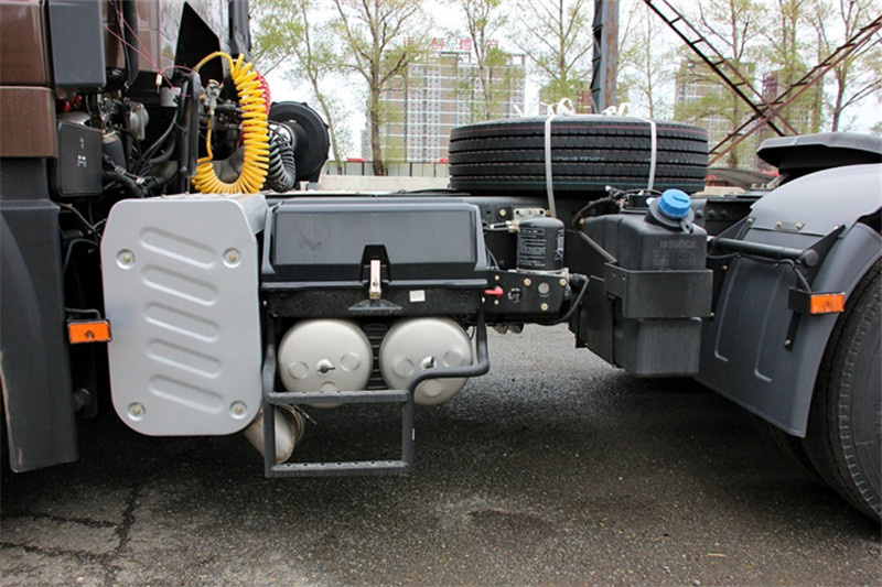 一汽解放 J6P重卡 標(biāo)載型 350馬力 6X4 國(guó)五LNG牽引車(chē)(CA4250P66T1A3E24M5)