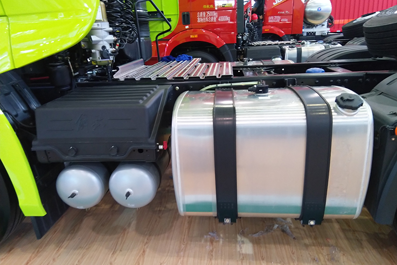 一汽解放 J7重卡 6×4 550馬力 國六 智能牽引車