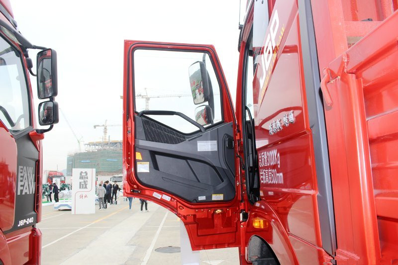 一汽解放 新J6P重卡 質(zhì)惠版 460馬力 8X4 9.5米 國(guó)五欄板載貨車(chē)(CA1310P66K24L7T4E5)