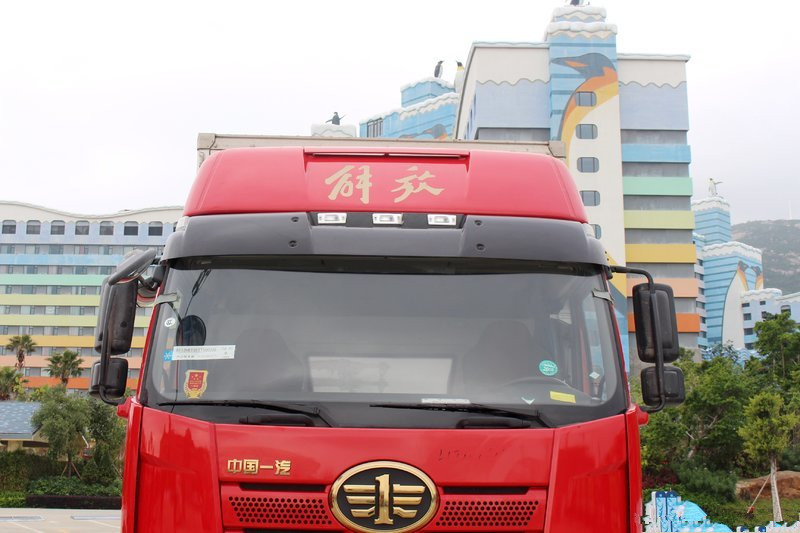 一汽解放 新J6P重卡 領(lǐng)航版 460馬力 6X2R 9.65米 國五中置軸載貨車(CA5250XXYP66K24L6T2E5)