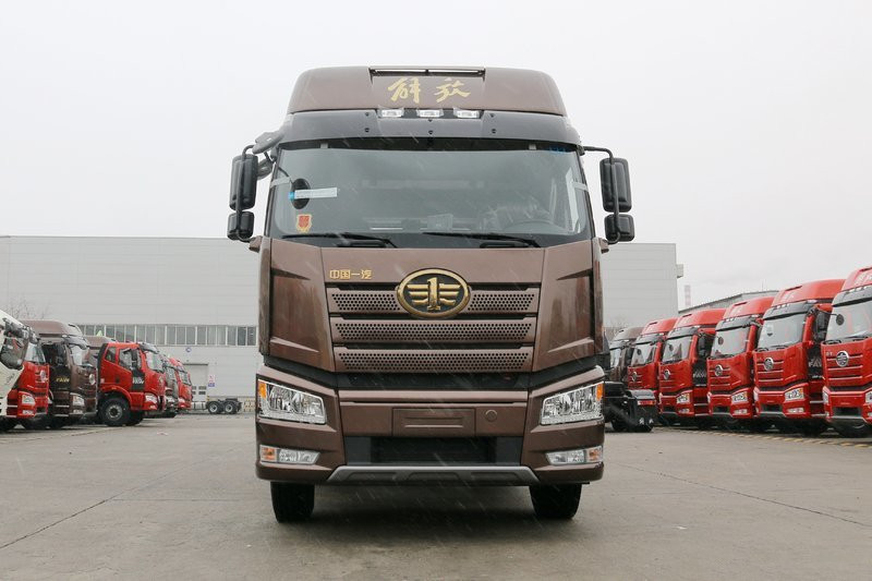 一汽解放 新J6P重卡 領(lǐng)航版 四季款 550馬力 6X4 國五牽引車(CA4250P66K25T1A1E5)