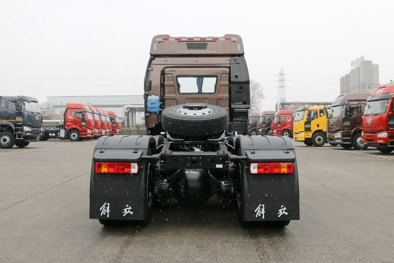 一汽解放 新J6P重卡 領(lǐng)航版 四季款 550馬力 6X4 國五牽引車(CA4250P66K25T1A1E5)