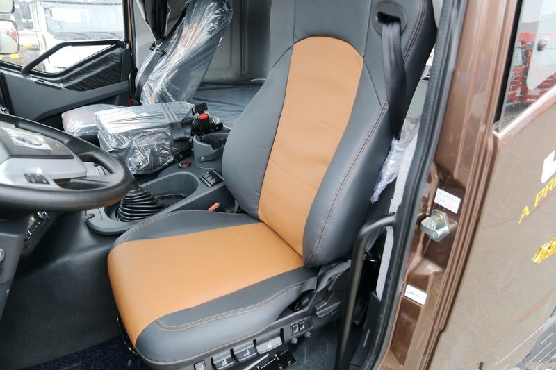 一汽解放 新J6P重卡 領(lǐng)航版 四季款 550馬力 6X4 國五牽引車(CA4250P66K25T1A1E5)