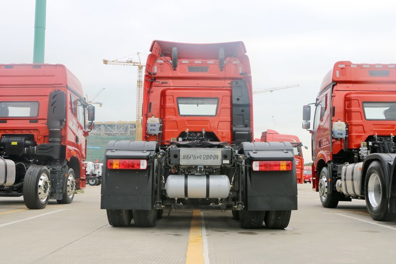一汽解放 新J6P重卡 領(lǐng)航版 550馬力 6X4 國(guó)五牽引車(空懸)(CA4250P66K25T1A1E5)