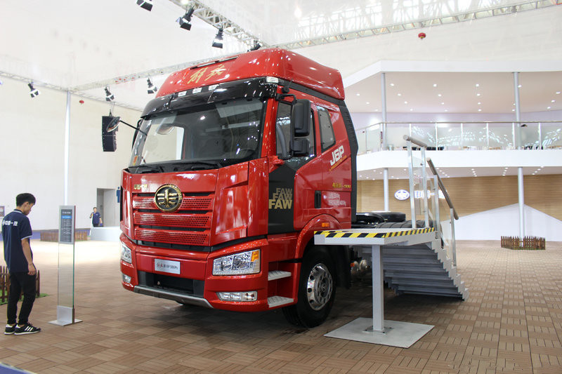 一汽解放 新J6P重卡 領(lǐng)航標載版 新疆款 500馬力 6X4 國五牽引車(CA4250P66K25T1A1E5)