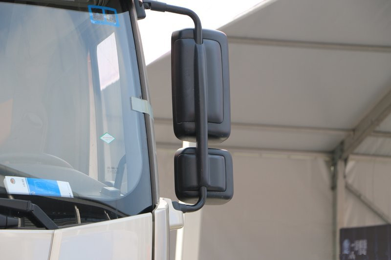一汽解放 新J6P重卡 榮耀版 550馬力 6X4 國(guó)五牽引車(CA4250P66K24T1A4E5)
