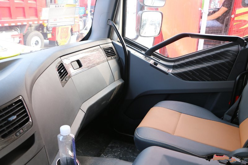一汽解放 新J6P重卡 榮耀版 550馬力 6X4 國(guó)五牽引車(CA4250P66K24T1A4E5)