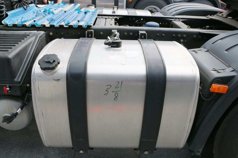一汽解放 新J6P重卡 榮耀版 550馬力 6X4 國(guó)五牽引車(CA4250P66K24T1A4E5)
