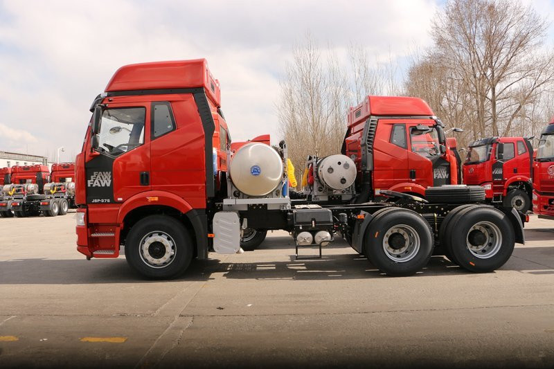 一汽解放 J6P重卡 375馬力 6X4 國(guó)五LNG牽引車(CA4250P66T1A1E24M5)