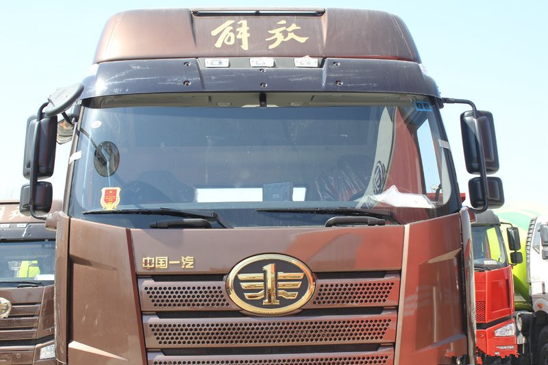 一汽解放 新J6P重卡 領(lǐng)航版 北方款 550馬力 6X4 國五牽引車(CA4250P66K25T1A2E5)