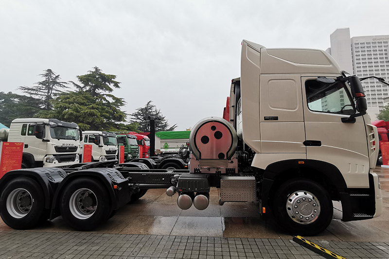 中國(guó)重汽 HOWO T7H 8x4 440馬力 國(guó)六LNG自卸車(chē)(ZZ3317V06HF1L) 