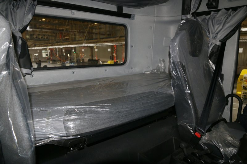 東風商用車 新天龍KL重卡 450馬力 6X4 國五牽引車(DFH4250D)