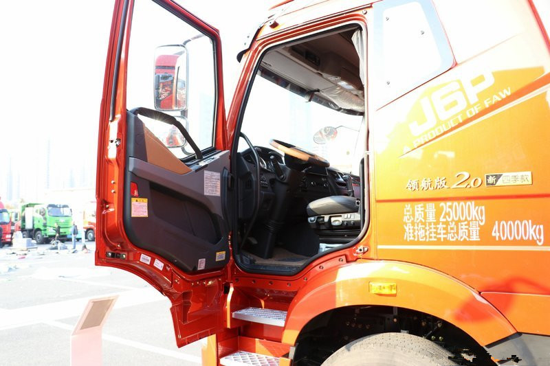 一汽解放 新J6P重卡 領(lǐng)航版2.0 四季款 560馬力 6X4 國(guó)六 牽引車(chē)(CA4250P66K25T1E6)