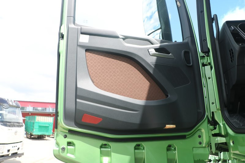 一汽解放 J7重卡 550馬力 6X4 國(guó)五 牽引車(富貴綠)(CA4250P77K25T1E5)