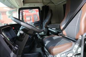 一汽解放 J7重卡 四季款 550馬力 6X4 國(guó)五 牽引車(12擋)(CA4250P77K25T1E5)
