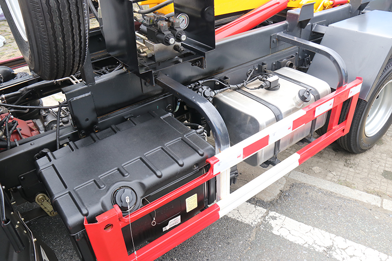 福田時(shí)代 小卡之星2-2600 95馬力 4×2 國(guó)六 可卸式垃圾車(chē)（HTX504ZXXBL6）