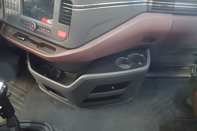 一汽凌源 滬尊S200 先鋒版 500馬力 6×4 國(guó)五牽引車（CAL4253C4F4E5）