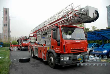 依維柯ALP325型曲臂云梯車