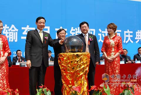 揚(yáng)州柳工舉行月產(chǎn)銷雙過百慶典