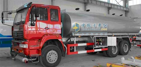 中國(guó)重汽四倉(cāng)雙聯(lián)泵加油車