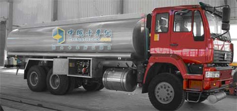 中國(guó)重汽四倉(cāng)雙聯(lián)泵加油車