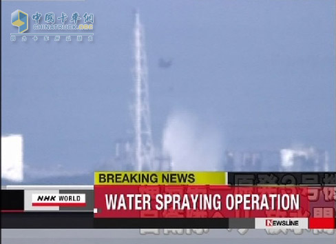 日本：直升機(jī)對(duì)福島第一核電站灑水降溫這是3月17日日本廣播協(xié)會(huì)(NHK)電視節(jié)目播放的直升機(jī)向福島第一核電站灑水的截圖。日本自衛(wèi)隊(duì)當(dāng)天派出直升機(jī)向冒煙的福島第一核電站反應(yīng)堆灑水降溫。新華社發(fā)