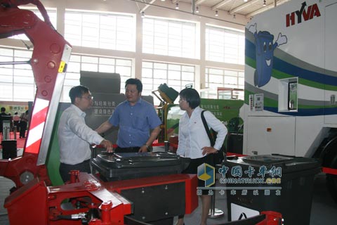 海沃機械(揚州)有限公司銷售市場管理部部長華廣美向用戶介紹產(chǎn)品(右一)