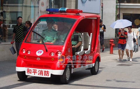 天津首輛“迷你消防車”在金街開始試運行
