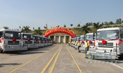 大型環(huán)衛(wèi)車整齊的排列在道路兩旁。