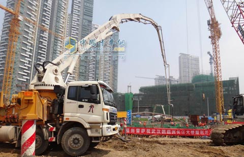 圖為福田雷薩泵車在武漢鸚鵡洲長(zhǎng)江大橋施工現(xiàn)場(chǎng)