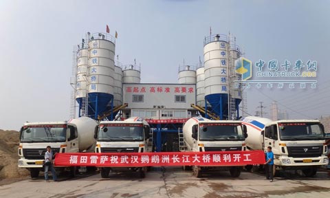 圖為福田雷薩攪拌車助力武漢鸚鵡洲長(zhǎng)江大橋建設(shè)
