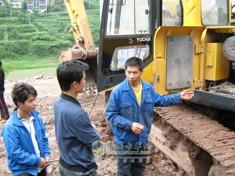玉柴重工服務(wù)工程師正在認(rèn)真為用戶(hù)檢查設(shè)備