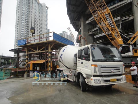 福田雷薩攪拌車在上海中心大廈施工現(xiàn)場
