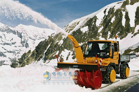 烏尼莫克U400在國外進行公路除雪作業(yè)