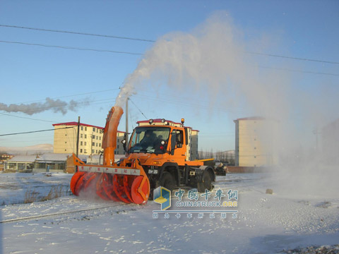 烏尼莫克U400公鐵兩用除雪車在內(nèi)蒙進行鐵路除雪作業(yè)